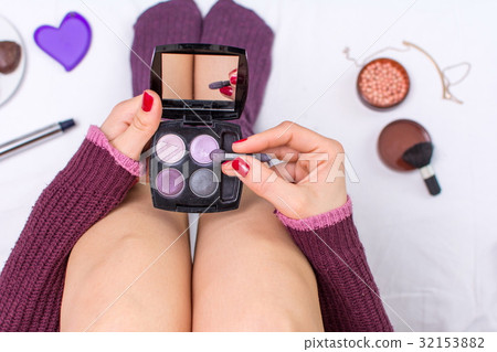 Point of view of a woman applying eyeshadow Point of view of a woman applying eyeshadow 32153882