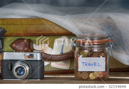 Vintage photo camera and suitcase Vintage photo camera and suitcase 32154649
