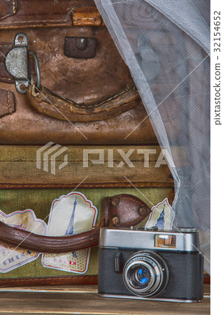 Vintage photo camera and suitcase 32154652
