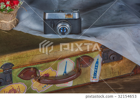 Vintage photo camera and suitcase 32154653