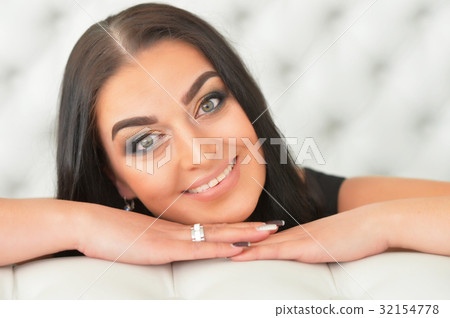 Beautiful woman posing 32154778