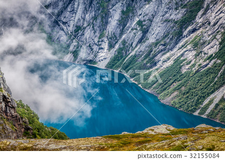 Beautiful norwegian landscape with mountains  32155084