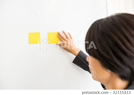 Business meeting Core working meeting carrier woman female sticky note post it Business meeting Core working meeting carrier woman female sticky note post it 32155813