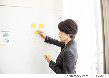 Business meeting Core working meeting carrier woman female sticky note post it Business meeting Core working meeting carrier woman female sticky note post it 32155814