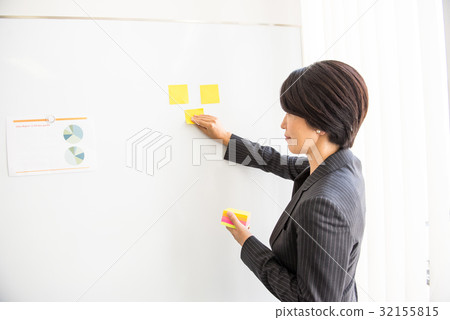Business meeting Core working meeting carrier woman female sticky note post it Business meeting Core working meeting carrier woman female sticky note post it 32155815