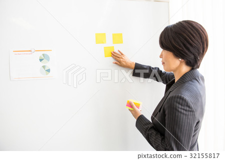 Business meeting Core working meeting carrier woman female sticky note post it Business meeting Core working meeting carrier woman female sticky note post it 32155817