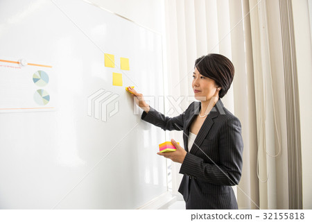 Business meeting Core working meeting carrier woman female sticky note post it Business meeting Core working meeting carrier woman female sticky note post it 32155818