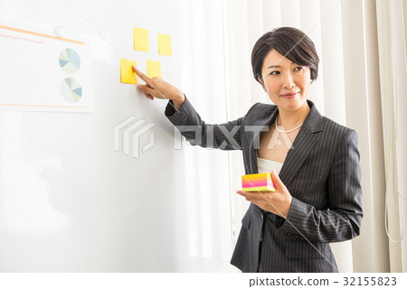 Business meeting Core working meeting carrier woman female sticky note post it Business meeting Core working meeting carrier woman female sticky note post it 32155823