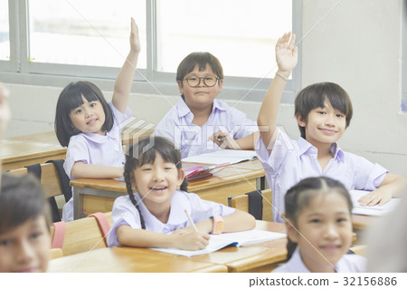 there are two students are rasing their hand in class 32156886