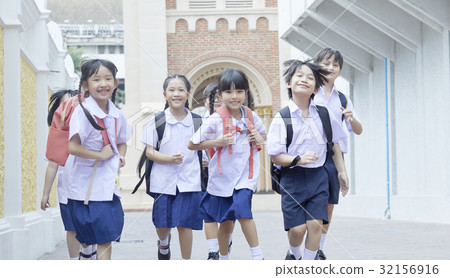 Pupils are smiling and running to school 32156916