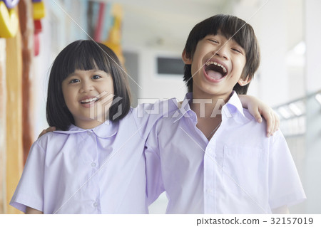 A little couple are laughing and embracing in their hands 32157019