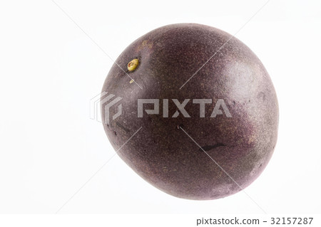 Gulupa (Passiflora edulis fo. Edulis) isolated 32157287
