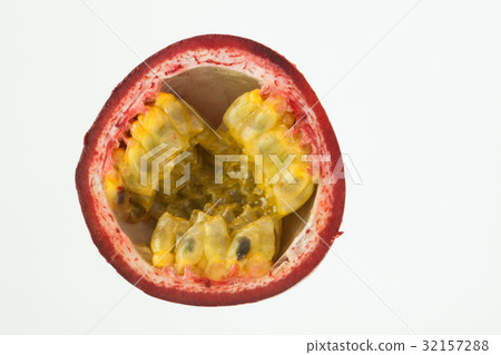 Gulupa (Passiflora edulis fo. Edulis) isolated 32157288