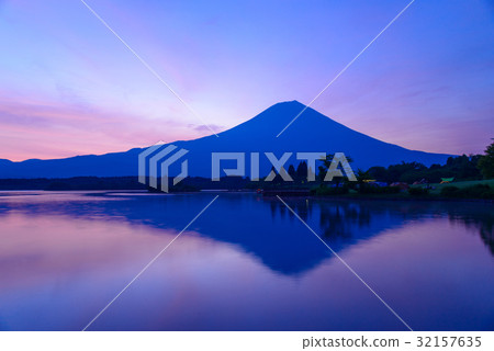 [Shizuoka Prefecture] Mt. Fuji at dawn, rainy season 32157635