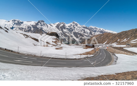 Snowy mountains on the way to Grossglockner. 32157960
