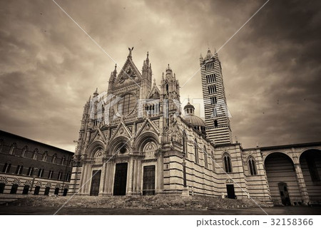 Siena Cathedral in an overcast day 32158366