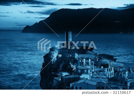 Vernazza buildings and sea in Cinque Terre 32158617