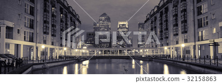 London Canary Wharf at night London Canary Wharf at night 32158863