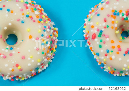 Close-up of tasty doughnuts with sprinkles 32162912