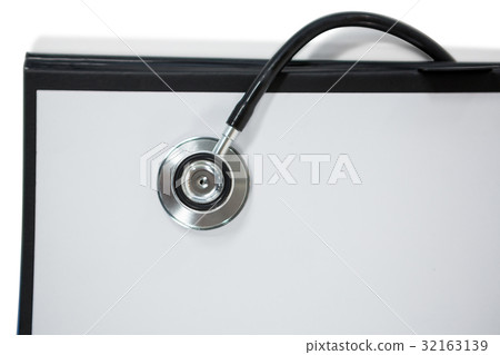 Close-up of clipboard with stethoscope 32163139