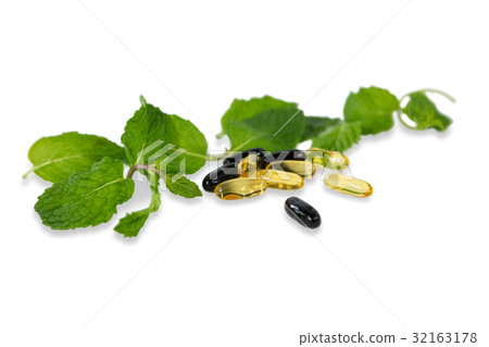 Close-up of capsules with mint leaves 32163178