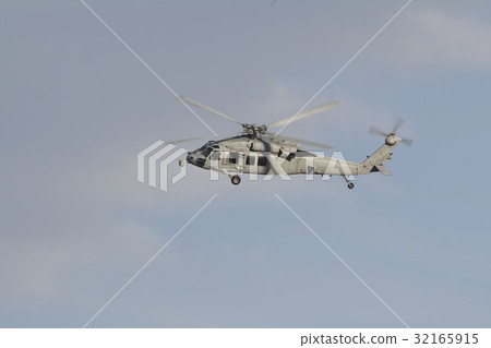 美國海軍MH-60S夜鷹多用途直升機在晴朗的天空中飛行 美國海軍MH-60S夜鷹多用途直升機在晴朗的天空中飛行 32165915