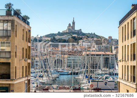 Marseille old port with church 32167686