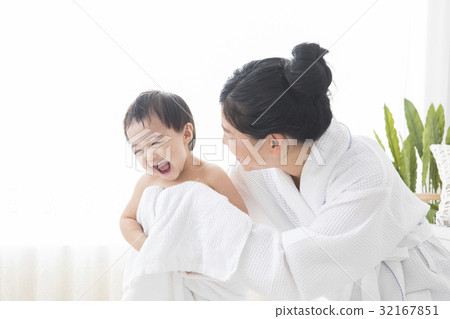 Baby and mother 32167851