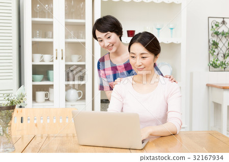 Parent and child using a laptop computer 32167934