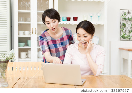 Parent and child using a laptop computer 32167937