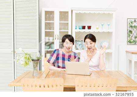 Parent and child using a laptop computer 32167955