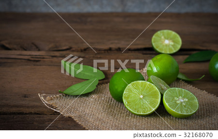Lime lemon with sack cloth on rustic wooden Lime lemon with sack cloth on rustic wooden 32168070