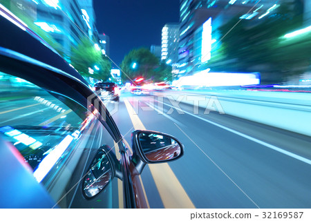 Night driving image of car 32169587