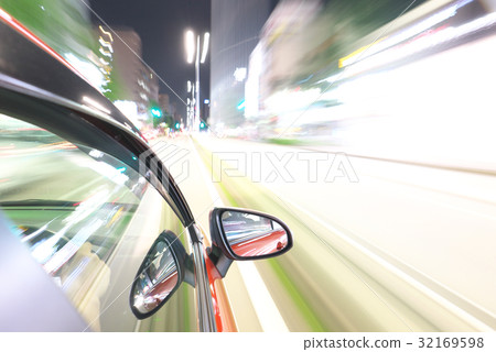 Night driving image of car 32169598