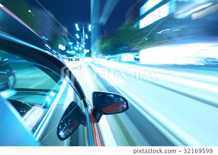 Night driving image of car 32169599