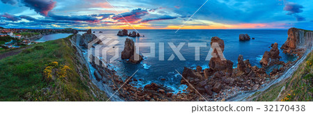 Sunset Atlantic coastline panorama. 32170438