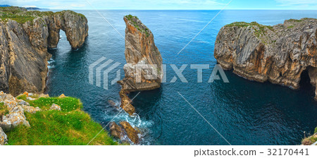 Bay of Biscay rocky coast, Spain. 32170441