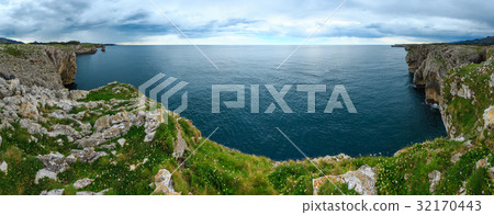 Bay of Biscay rocky coast, Spain. 32170443