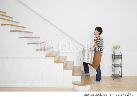 A man who is washing 32172273