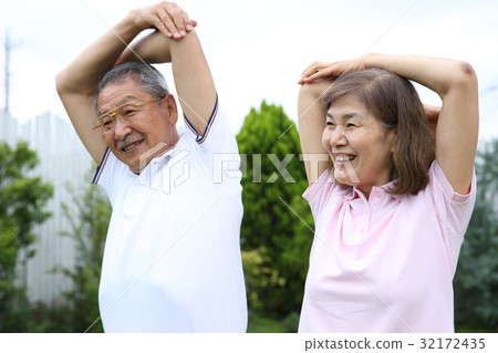 Senior couple of sportswear 32172435