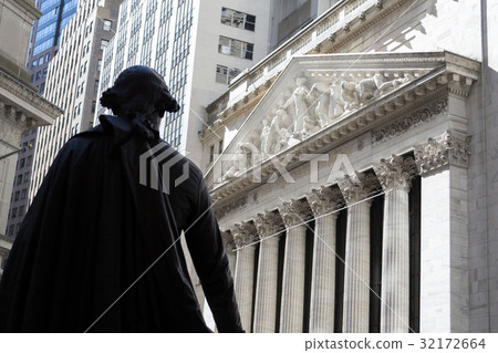 George Washington and NY Stock Exchange building George Washington and NY Stock Exchange building 32172664