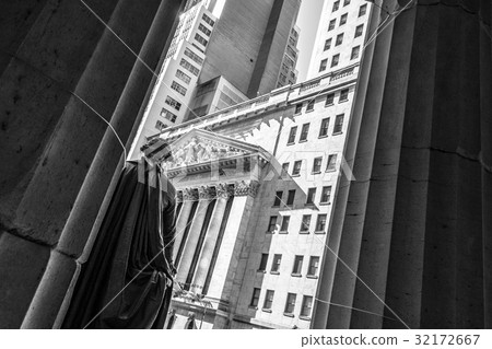 George Washington and NY Stock Exchange building George Washington and NY Stock Exchange building 32172667