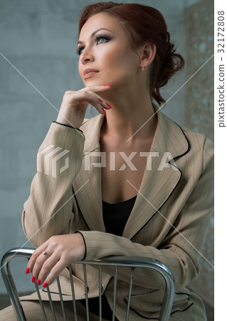 Romantic woman studio portrait Romantic woman studio portrait 32172808