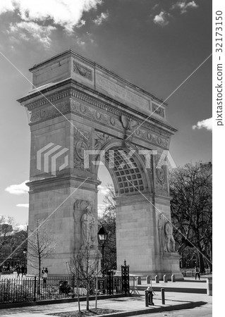Arch in Washington Square park 32173150