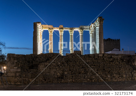 Night picture of the roman temple of Evora Night picture of the roman temple of Evora 32173174