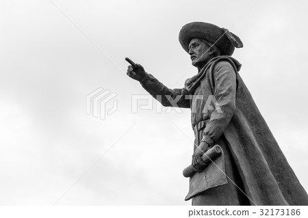 Statue of Prince Henry the Navigator in Sagres 32173186