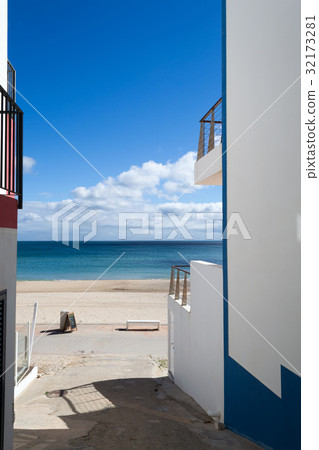 Street to the beach in Salema (Algarve, Portugal) 32173281