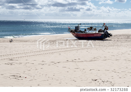 Stranded boat in the beach of Salema (Portugal) 32173288