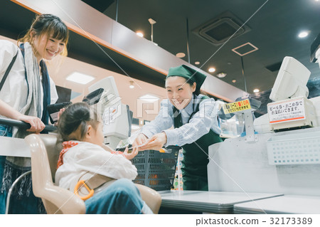 supermarket, salesperson, shop assistant 32173389