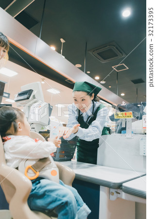 supermarket, salesperson, shop assistant 32173395